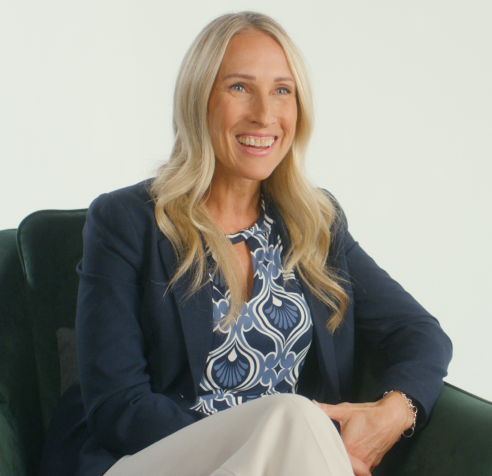 Desiree Roberts看着镜头