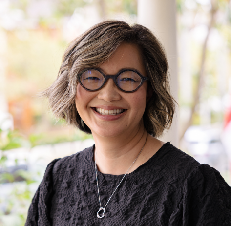 Louise Fry微笑看着镜头。